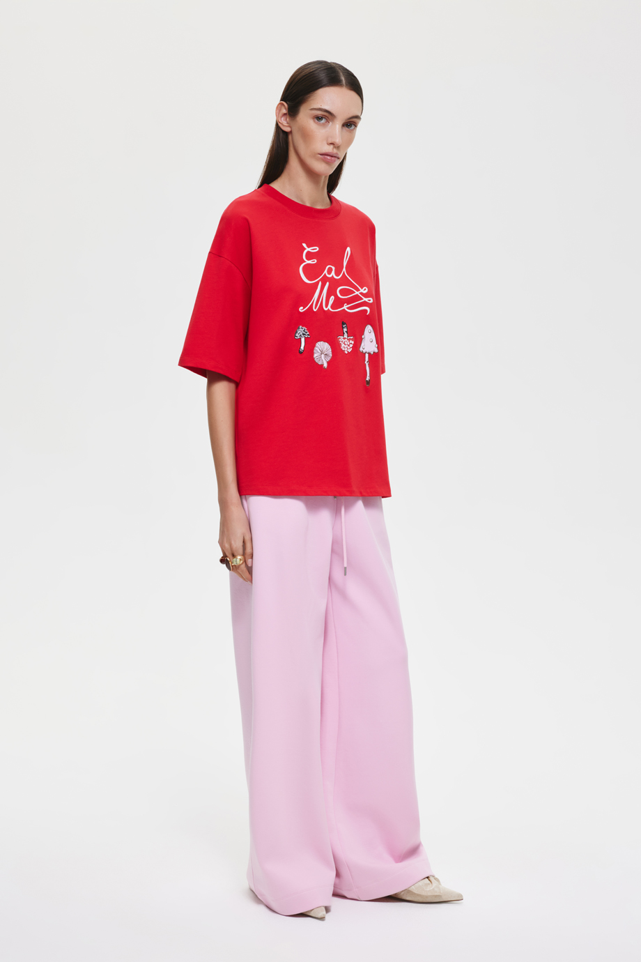 Футболка с принтом и вышивкой