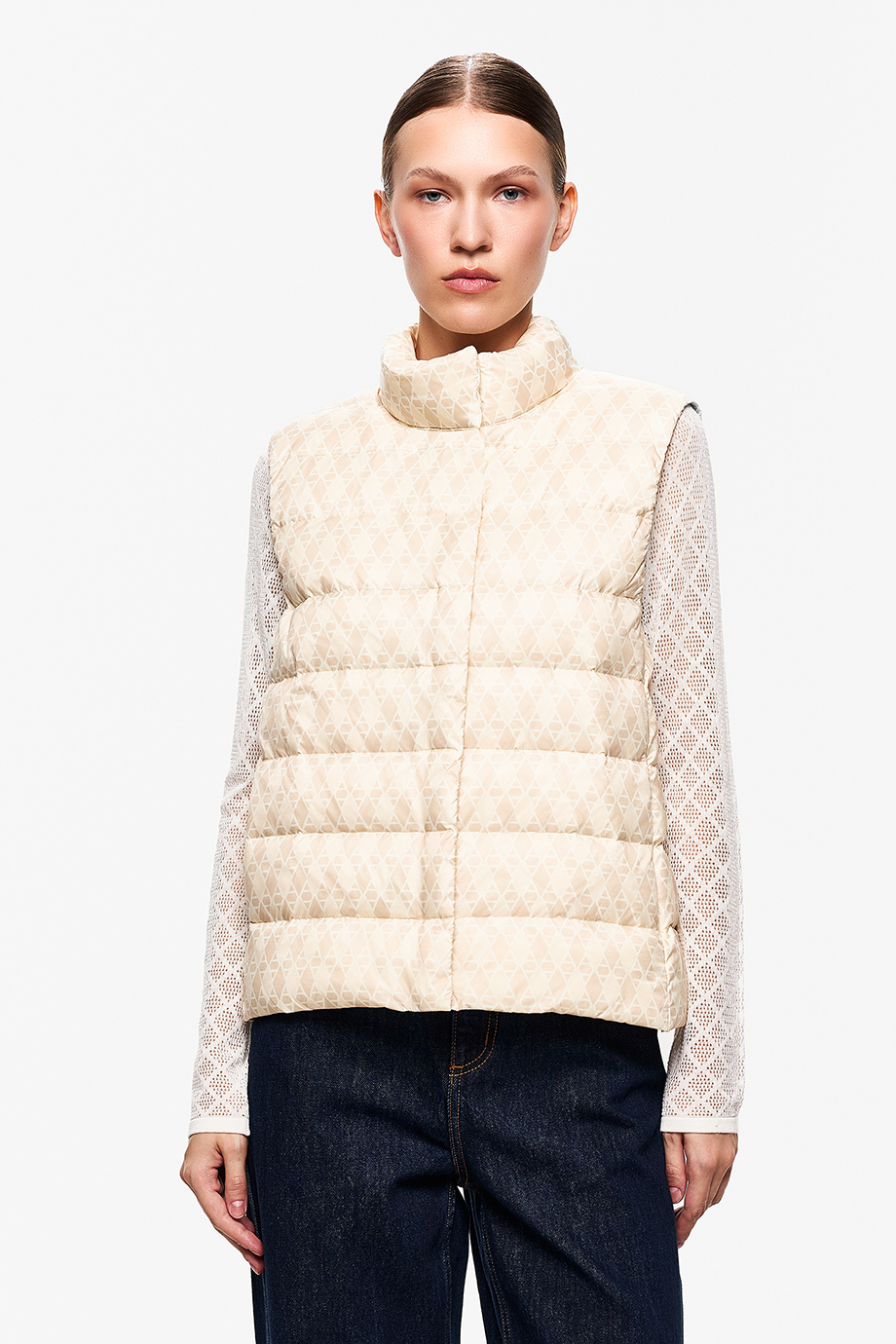 Жилет пуховый с принтом