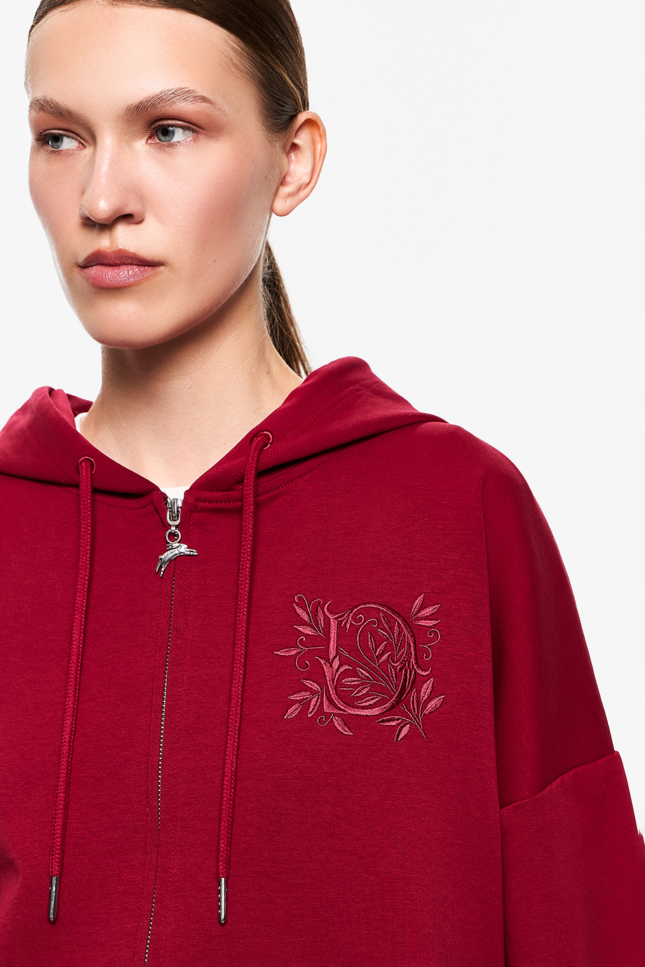 Худи на молнии с вышивкой