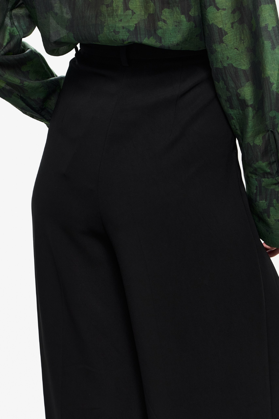 Широкие брюки с защипами