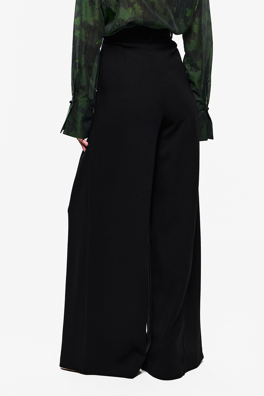 Широкие брюки с защипами