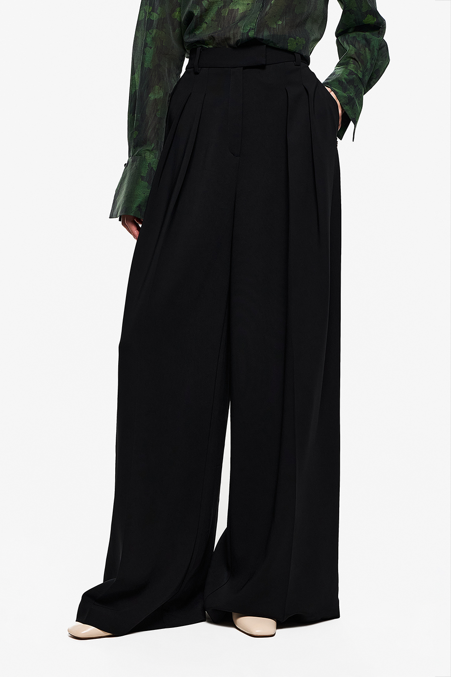 Широкие брюки с защипами