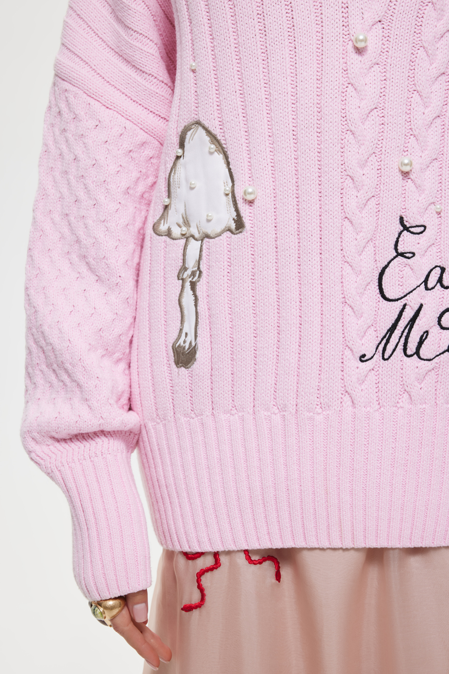 Джемпер с косами и вышивками