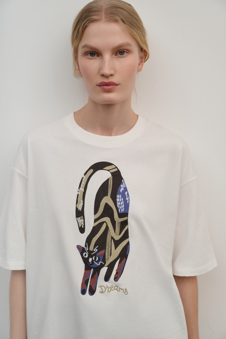 Футболка с принтом и вышивкой