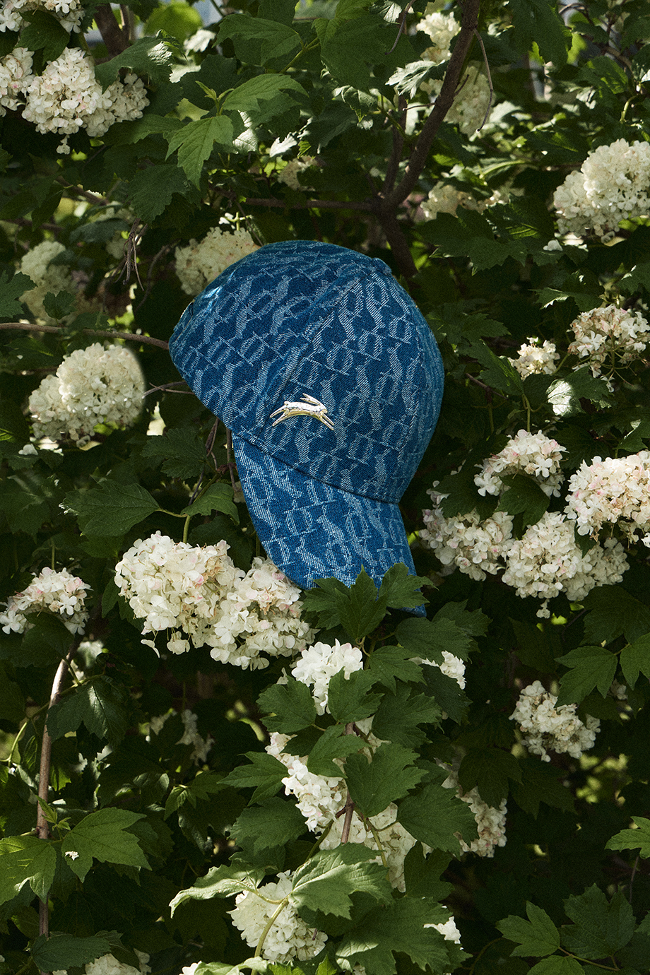 Бейсболка с лого-паттерном