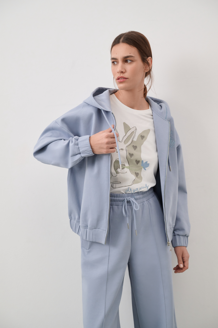 Худи на молнии с вышивкой