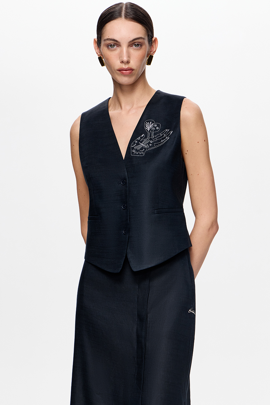 Жилет из эластичного льна с вышивкой