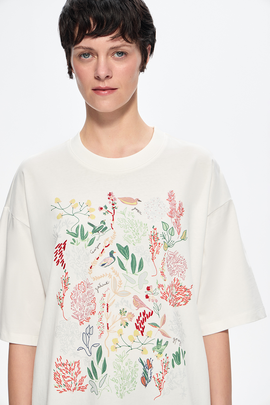 Футболка с принтом и вышивкой