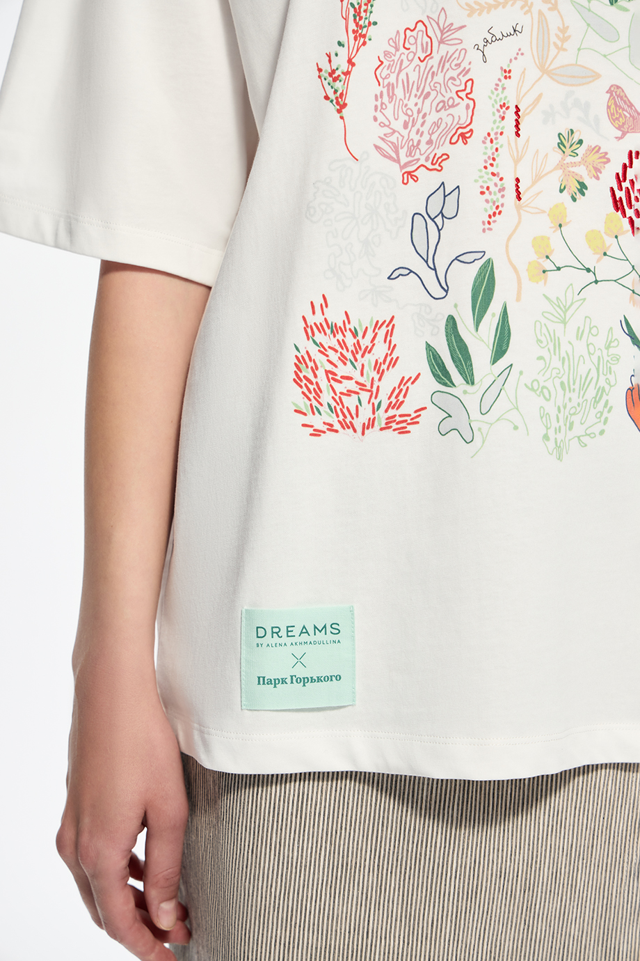 Футболка с принтом и вышивкой