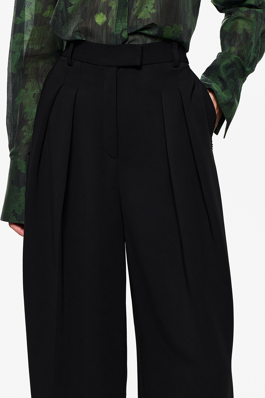 Широкие брюки с защипами