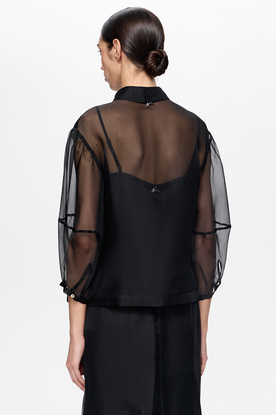 Блузка из шелковой органзы с вышивкой