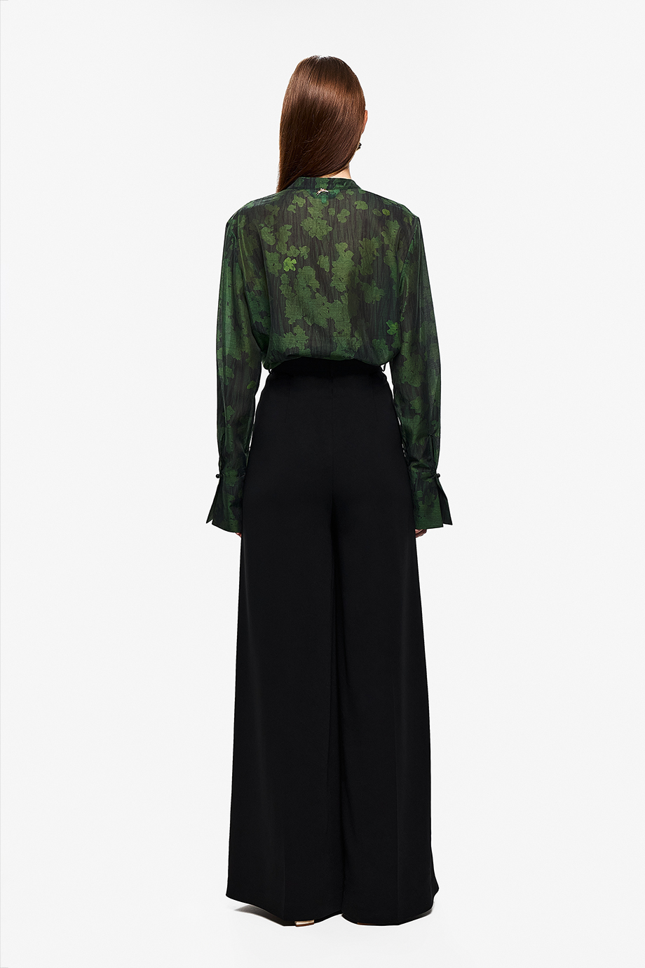 Широкие брюки с защипами