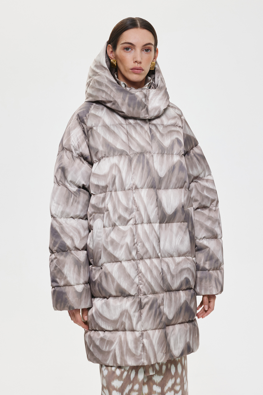 Пуховик удлиненный с принтом