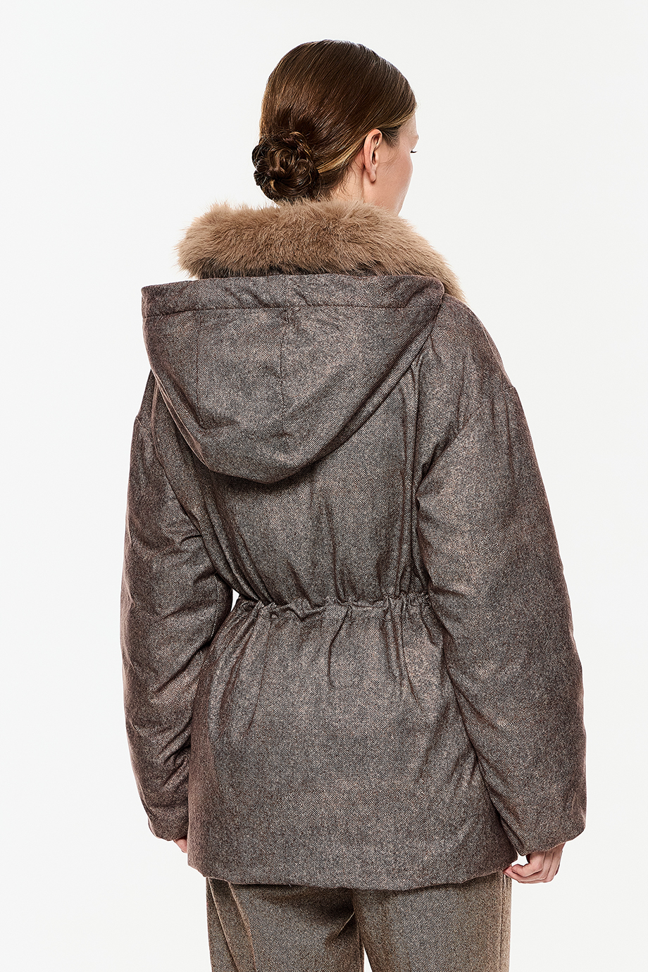 Куртка приталенная с меховым воротником