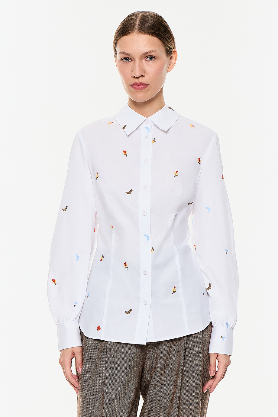 Рубашка прилегающая с вышивками