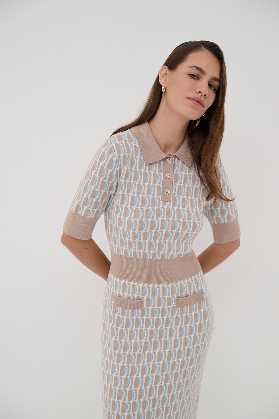 Платье с лого-паттерном