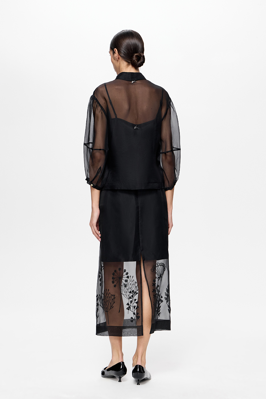 Блузка из шелковой органзы с вышивкой
