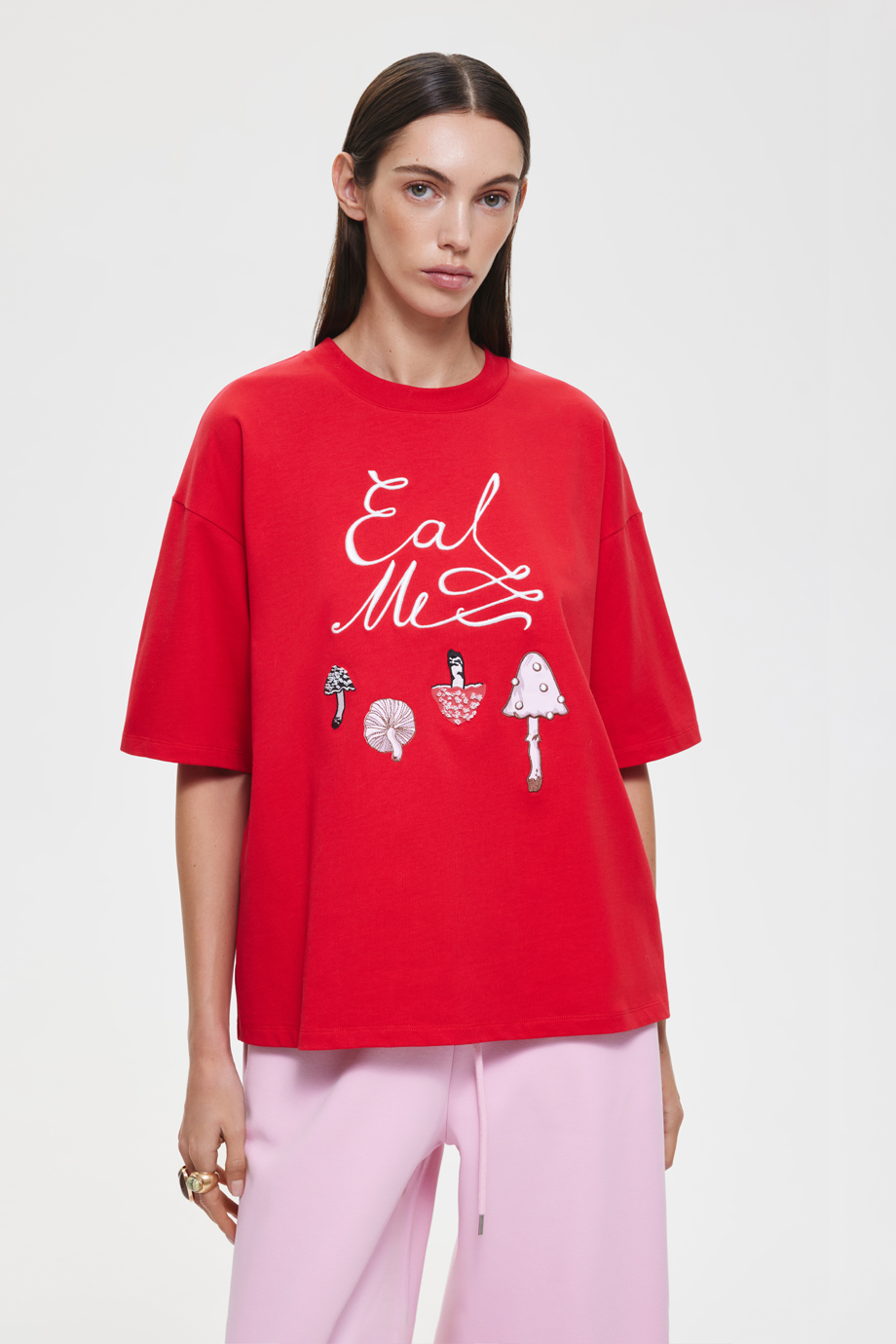 Футболка с принтом и вышивкой