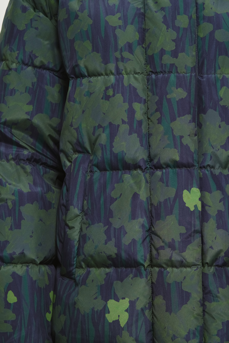 Пуховик с принтом