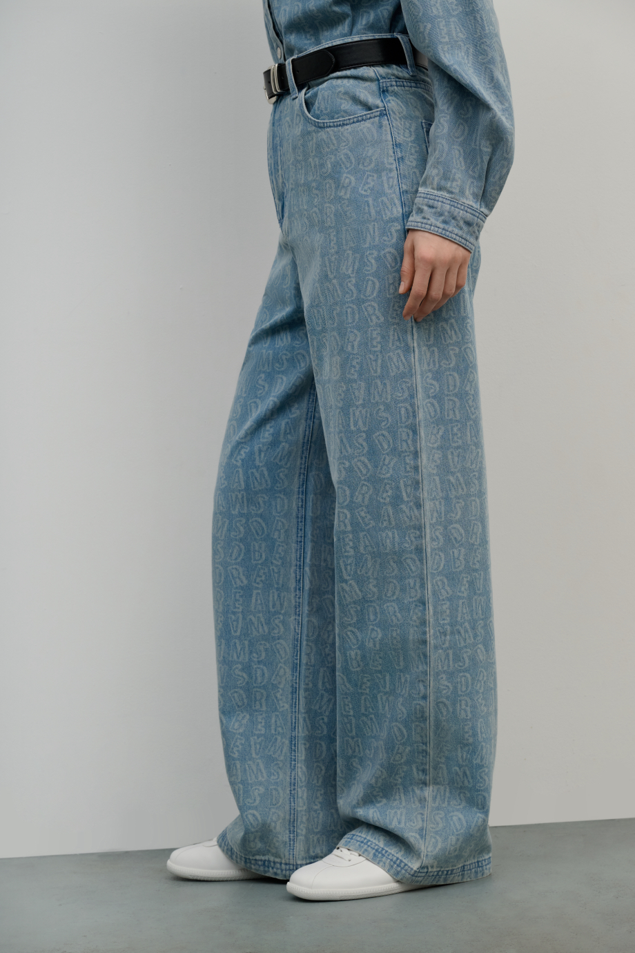 Джинсы Wide Leg с лазерным принтом