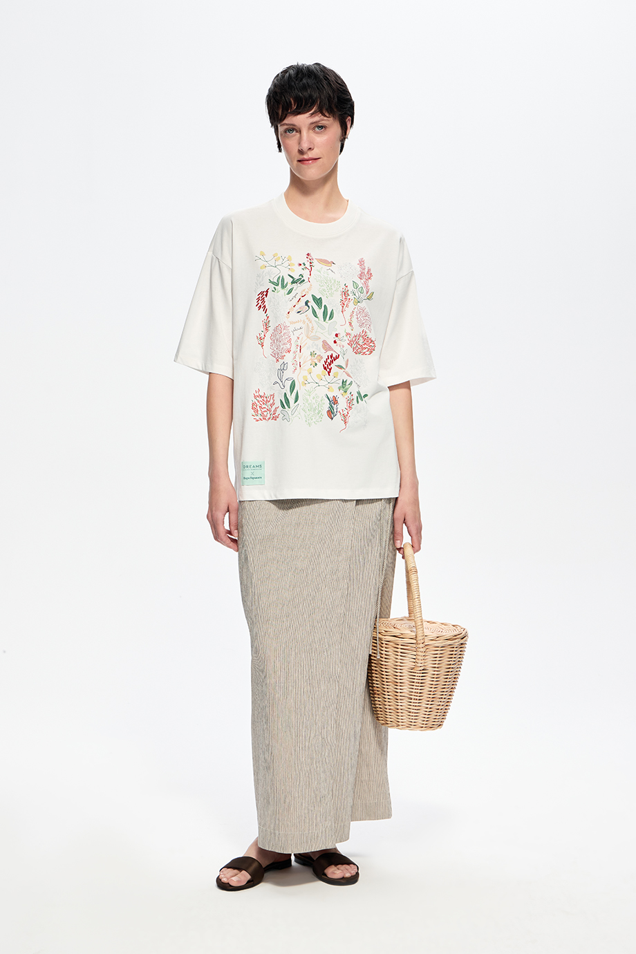 Футболка с принтом и вышивкой