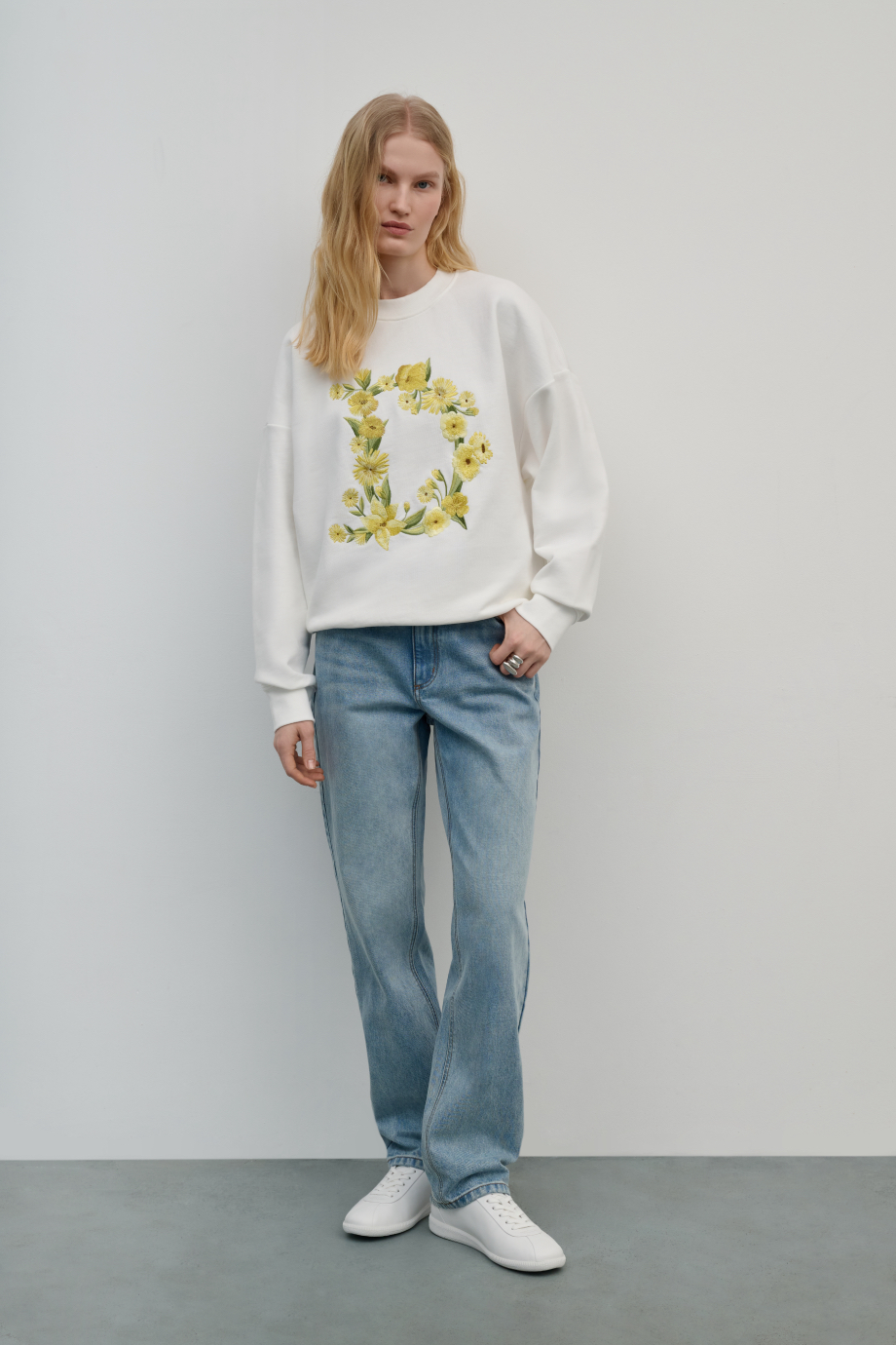 Свитшот с вышивкой